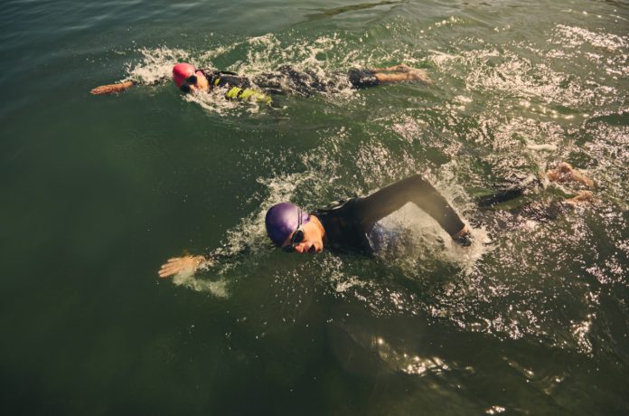 nage d'un triathlon