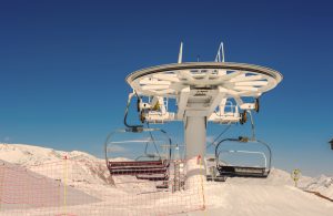 remontée mécanique et piste de ski