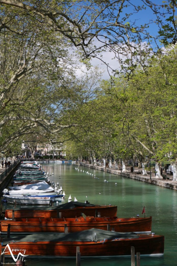 the-pont-des-amours-a-must-see-place-on-lake-annecy
