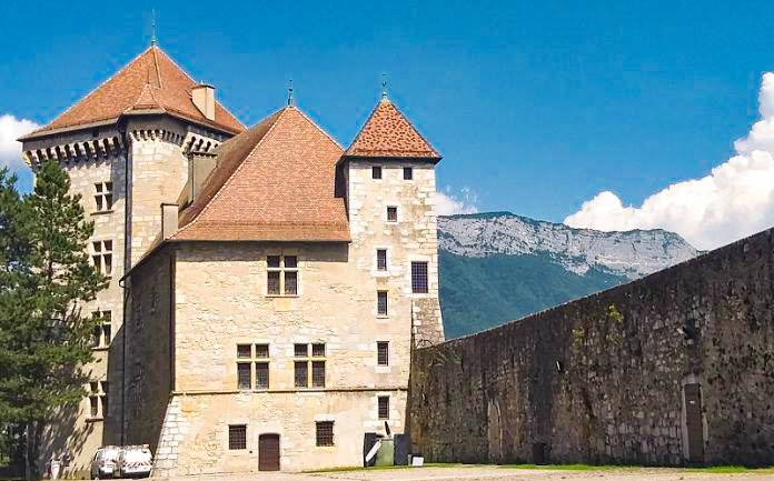 cour du château d'Annecy