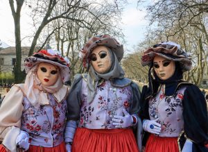 3 masques sur le pont des amours annecy ©M. Pitteloud