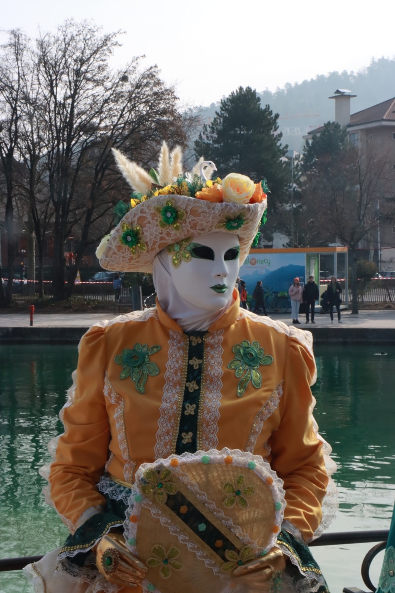 masque au bord du canal de Vassé ©M. Pitteloud