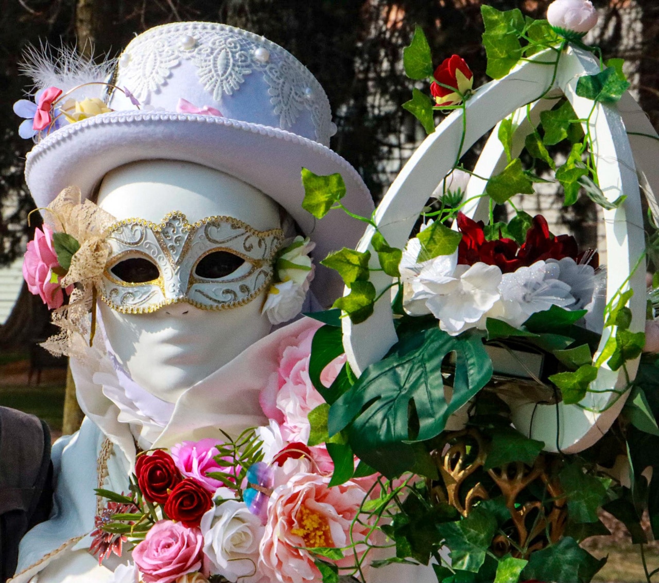 masque blanc avec fleurs annecy ©M. Pitteloud