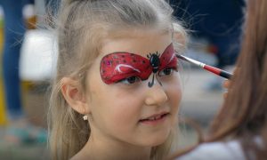 enfant qui se fait maquiller pour le carnaval Annecy le Vieux