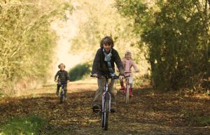 enfants en VTT sur un chemin forestier