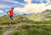 homme qui fait du trailrunning en montagne avec des bâtons