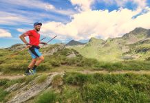 homme qui fait du trailrunning en montagne avec des bâtons