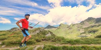 homme qui fait du trailrunning en montagne avec des bâtons