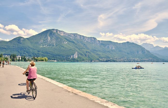 lac annecy paquier vélos et pédalos