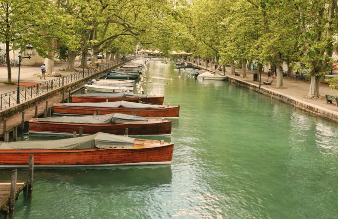 pont des amours printemps annecy