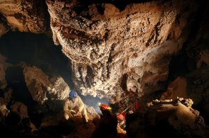 spéléologues dans une grotte