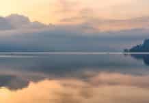 brume matinale sur le lac d'annecy