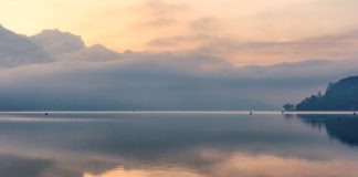 brume matinale sur le lac d'annecy