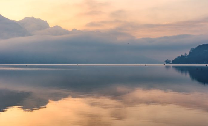brume matinale sur le lac d'annecy