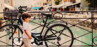 enfant qui marche à côté d'un vélo vieille ville Annecy