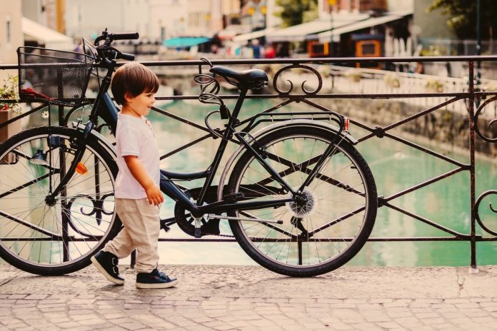 enfant qui marche à côté d'un vélo vieille ville Annecy