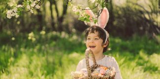 enfant qui tient un panier avec des oeufs de paques