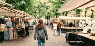 personnes dans une brocante vide-grenier