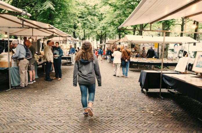 personnes dans une brocante vide-grenier