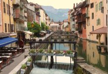 vieille ville annecy ciel gris