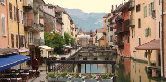 vieille ville annecy ciel gris