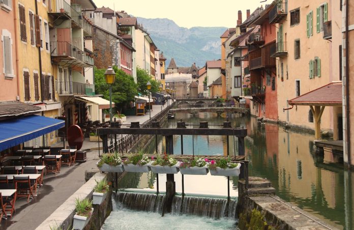 vieille ville annecy ciel gris