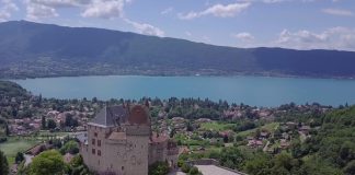 vue chateau de menthon et lac d'annecy