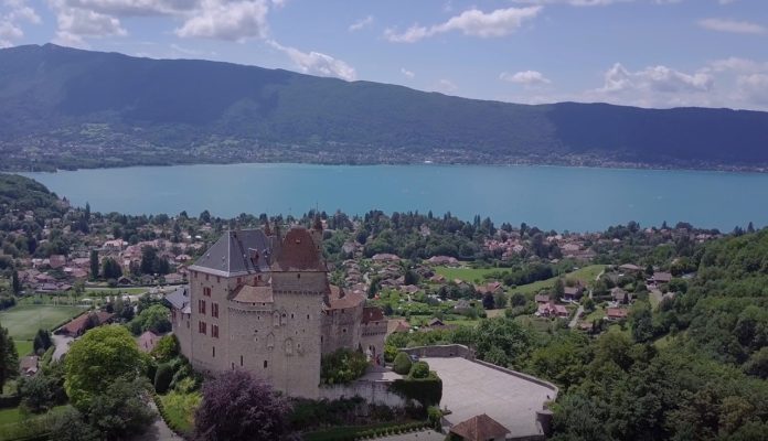 vue chateau de menthon et lac d'annecy