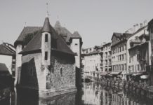 palais de l'ile annecy noir et blanc