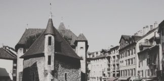 palais de l'ile annecy noir et blanc