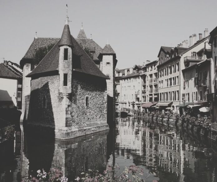 palais de l'ile annecy noir et blanc