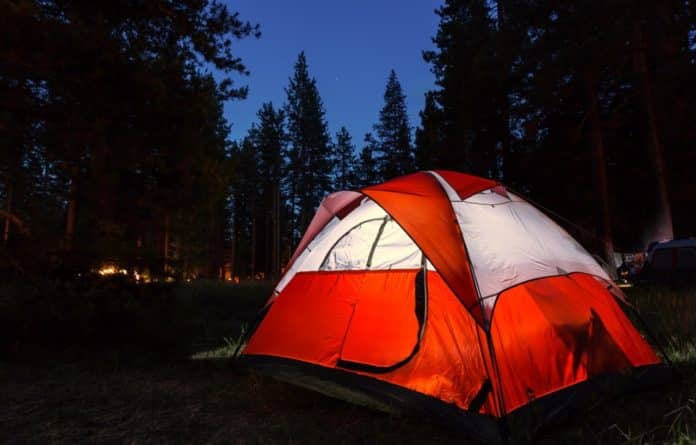 camping dans la forêt nuit Annecy