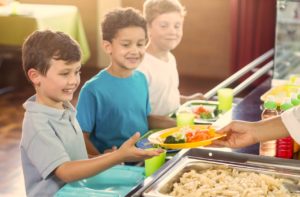 enfants à la cantine