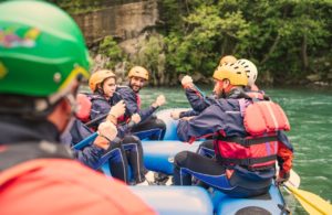 groupe de personnes faisant du rafting