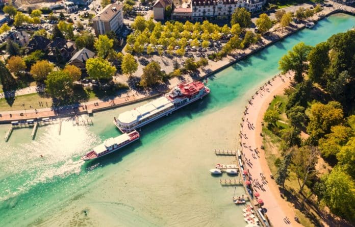 vue aérienne thiou et bords du lac annecy