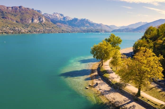 bord du lac d'annecy