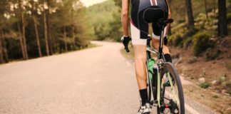 cycliste sur une route de montagne