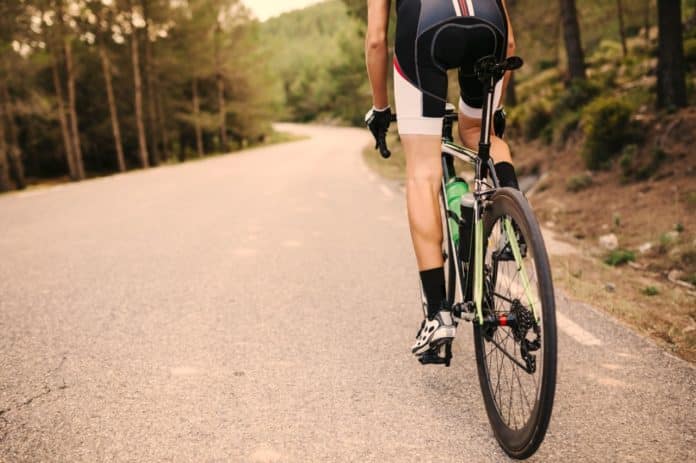 cycliste sur une route de montagne