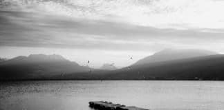 ponton lac annecy noir et blanc