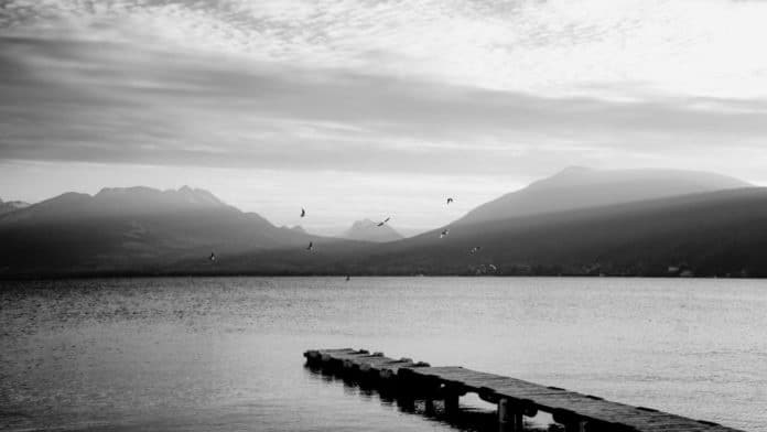 ponton lac annecy noir et blanc