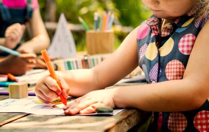 enfant qui fait un dessin