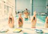 enfants qui prennent des cours de natation