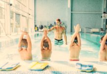 enfants qui prennent des cours de natation