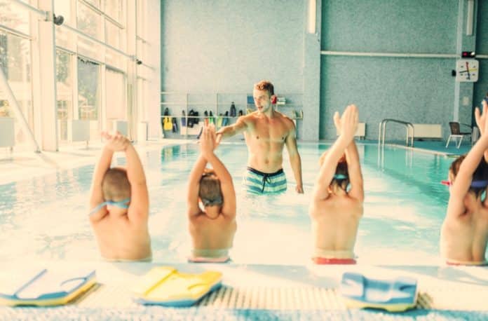 enfants qui prennent des cours de natation