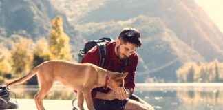 randonneur avec son jeune chien