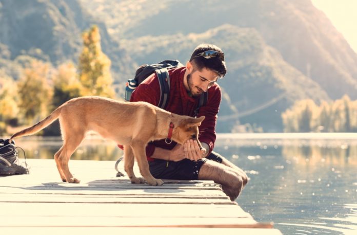 randonneur avec son jeune chien