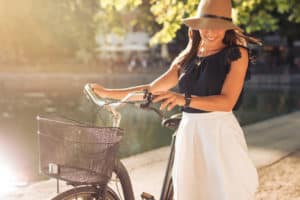 femme avec un velo