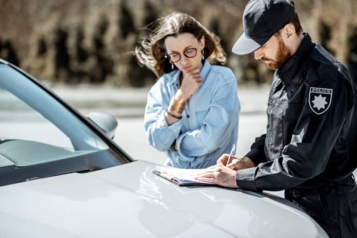 Un policier a infligé une amende pour avoir passer la douanes sans avoie déclarer sa voiture après l'avoir acheté en Suisse