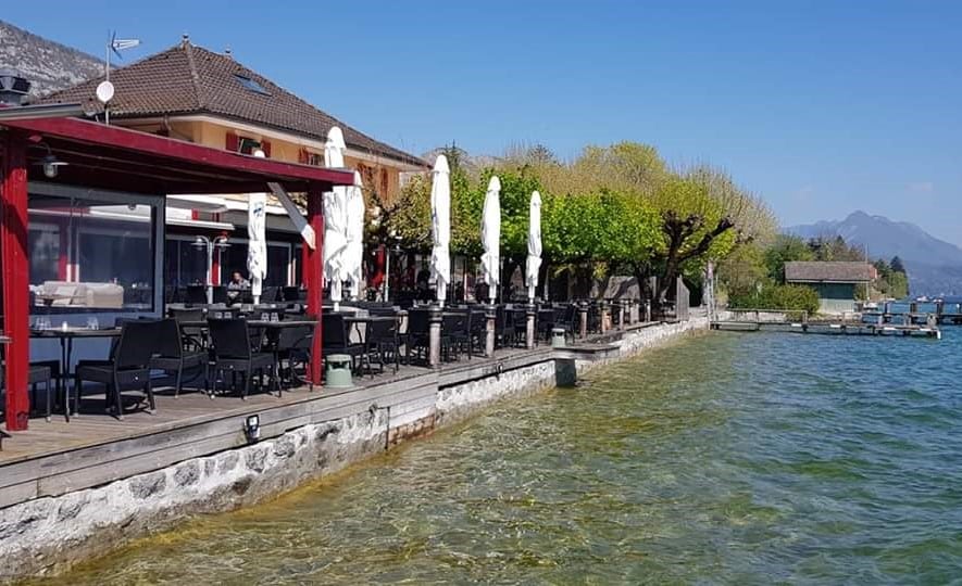 Restaurant Annecy avec les pieds dans l'eau