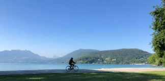 Dans quel sens faire le tour du lac d'Annecy à vélo ?